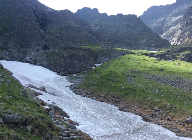 徐々に厳しい登山道へ（30-10）